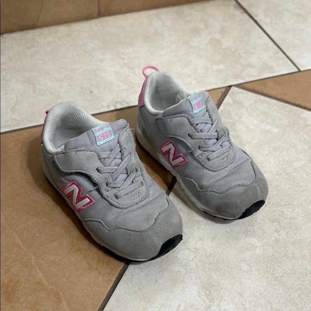 New Balance Gray and Pink Sneakers Retro-Inspired Design